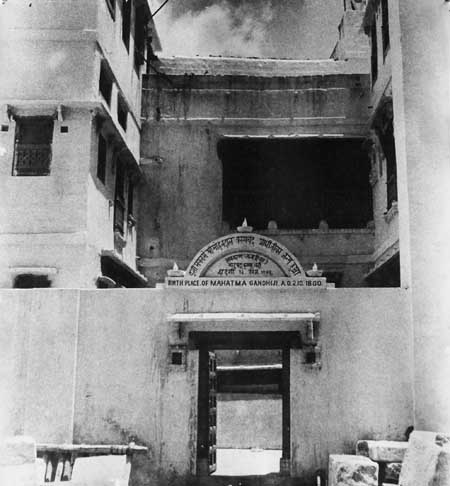 The house at Porbandar where Gandhiji was born on 2nd October, 1869.jpg